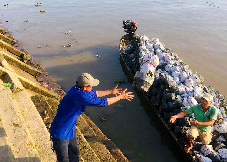 Thời điểm này, làng hoa lớn nhất miền Tây đang rộn ràng không khí lễ hội và xuân sớm. Nhiều nhà vườn cũng bận rộn việc giao hoa cho thương lái.