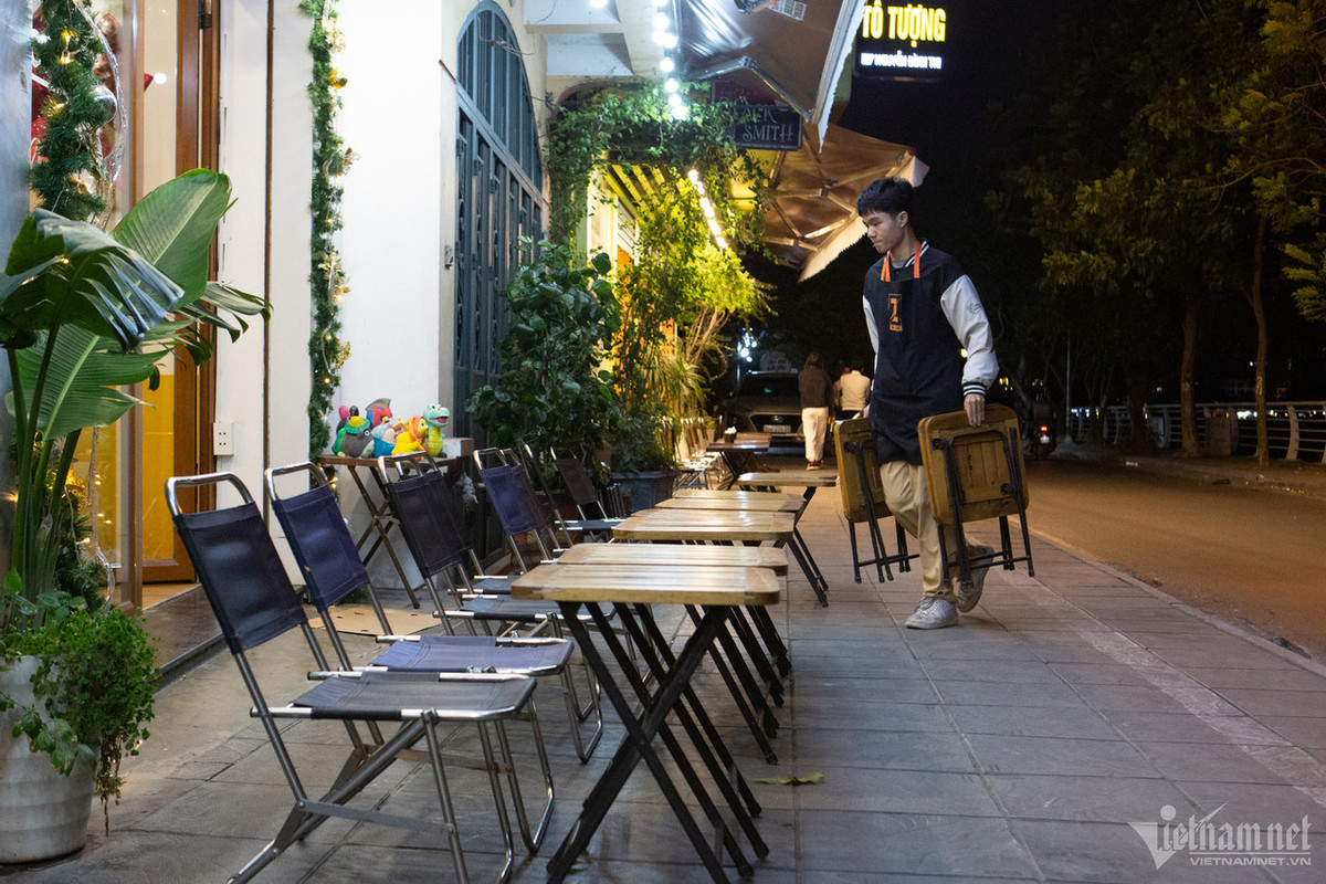 Các quán cà phê ven hồ Tây và dọc đường Lạc Long Quân (quận Tây Hồ) vắng khách. Nhân viên dọn hàng, đóng cửa nghỉ sớm hơn.