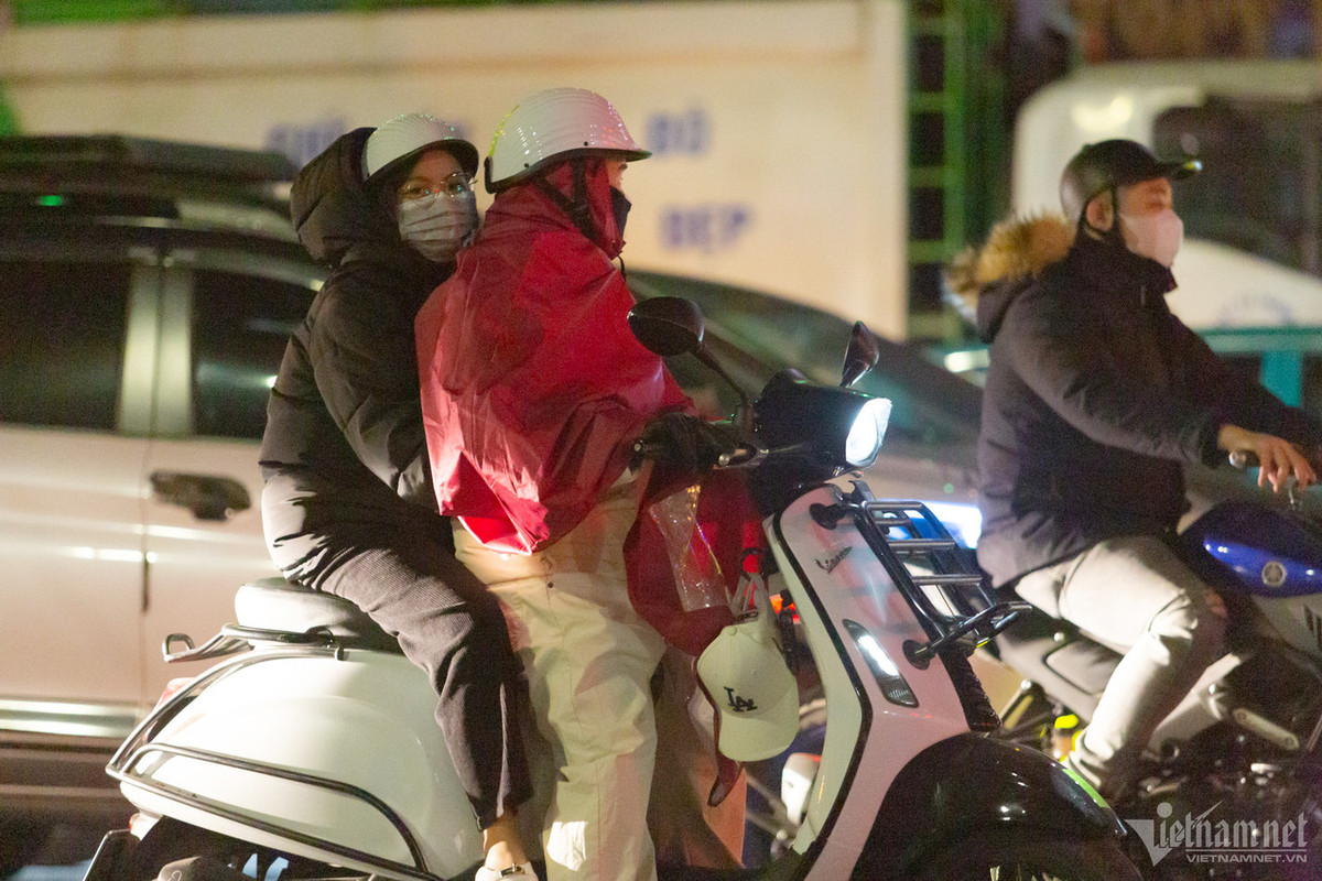 Càng về đêm nhiệt độ càng giảm sâu, nhiều người tham gia giao thông phải mặc những chiếc áo khoác dày, có người mặc cả áo mưa bên ngoài để giữ ấm.