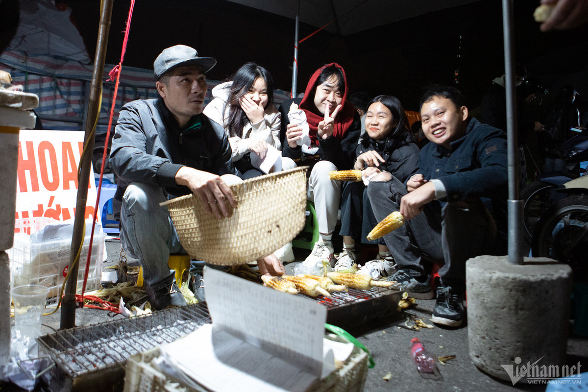 Trong khi đó, nhờ lạnh mà những quán ngô, khoai nướng lại rất đắt khách.