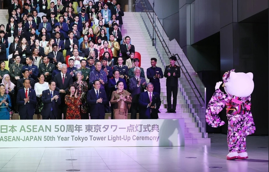 Thủ tướng Phạm Minh Chính và Trưởng đoàn các nước ASEAN tham dự buổi lễ. (Ảnh: Dương Giang/TTXVN).