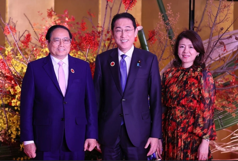 Thủ tướng Nhật Bản Kishida Fumio và Phu nhân đón Thủ tướng Phạm Minh Chính. (Ảnh: Dương Giang/TTXVN).
