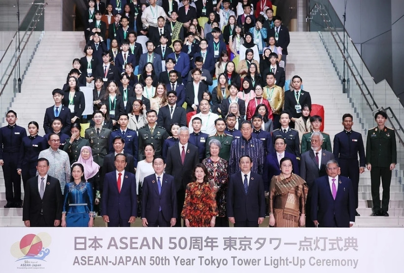 Thủ tướng Nhật Bản Kishida Fumio và Thủ tướng Phạm Minh Chính cùng các Trưởng đoàn tham dự buổi lễ. (Ảnh: Dương Giang/TTXVN).