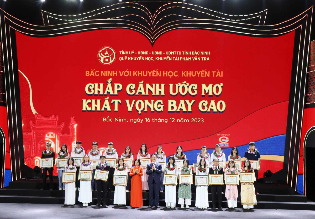Bắc Ninh trao 3,5 tỷ đồng cho học sinh giỏi, thủ khoa - Hình 2 Bac Ninh trao 3,5 ty dong cho hoc sinh gioi, thu khoa-Hinh-2