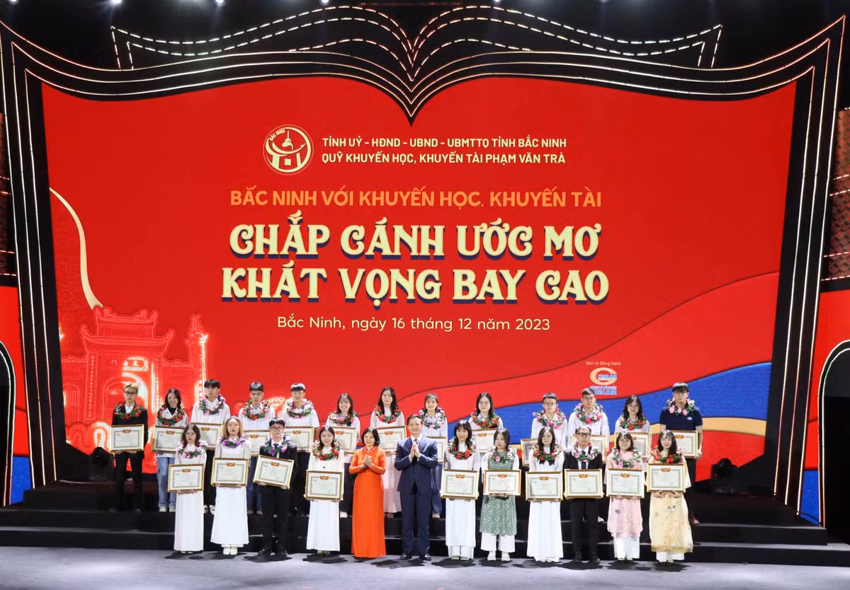 Bắc Ninh trao 3,5 tỷ đồng cho học sinh giỏi, thủ khoa - Hình 2 Bac Ninh trao 3,5 ty dong cho hoc sinh gioi, thu khoa-Hinh-2