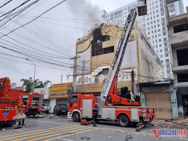 Vu chay quan karaoke lam 32 nguoi chet: Truy to 3 cuu can bo cong an