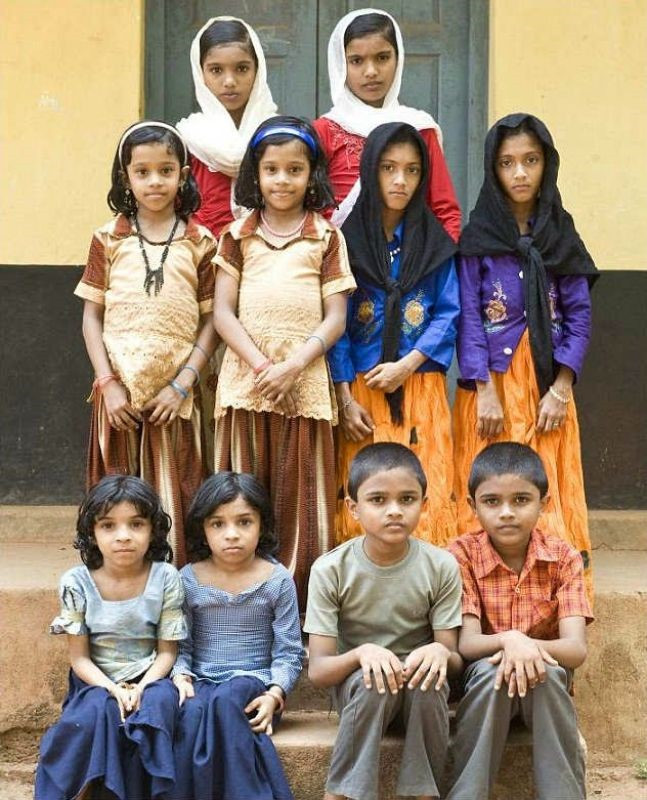  4. Kodinhi, Kerala - làng sinh đôi: Điểm thú vị là ngôi làng này hiện có hơn 400 cặp sinh đôi trong số 2.000 hộ gia đình đang sinh sống. Các nhà khoa học không chắc chắn lý do tại sao lại có rất nhiều cặp sinh đôi ra đời trong ngôi làng này.