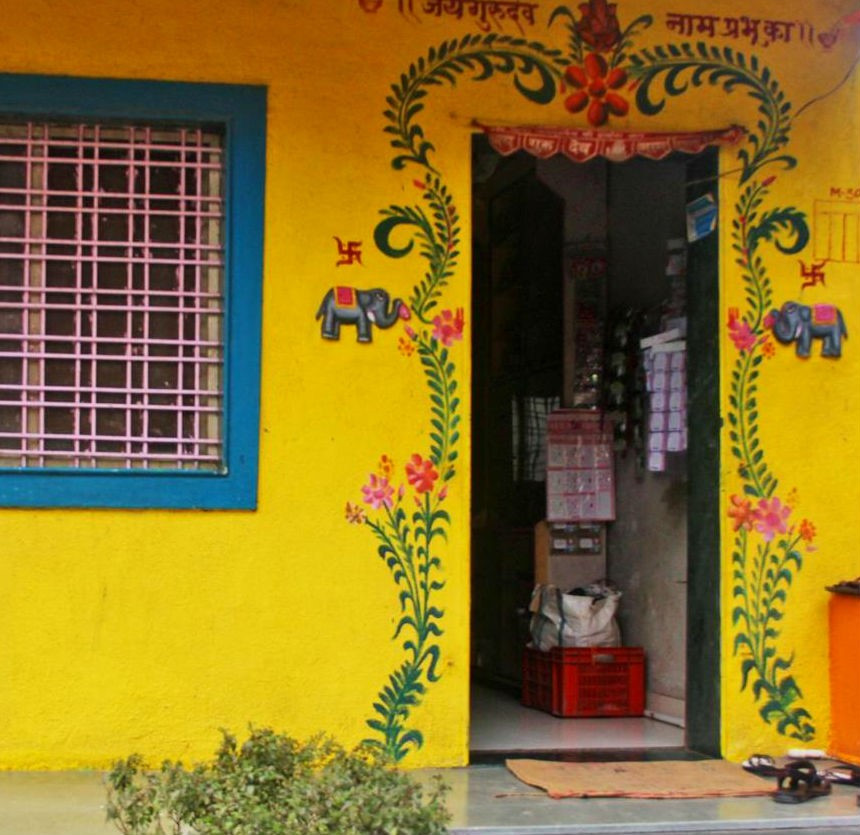  2. Shani Shingnapur ở Maharashtra - ngôi làng không cửa ra vào và không ổ khóa: Hàng loạt ngôi nhà cũng như các cửa hàng, khu chợ ở làng Shani Shingnapur, Maharashtra, Ấn Độ đều không nhà nào có cửa cả, thậm chí cũng không có ổ khóa. Dân làng tin rằng, người phạm tội, trộm cướp ở làng là không có, vì đã được vị Chúa Shani The Hater of Doors nắm giữ, kiểm soát, ban yên bình cho người dân.