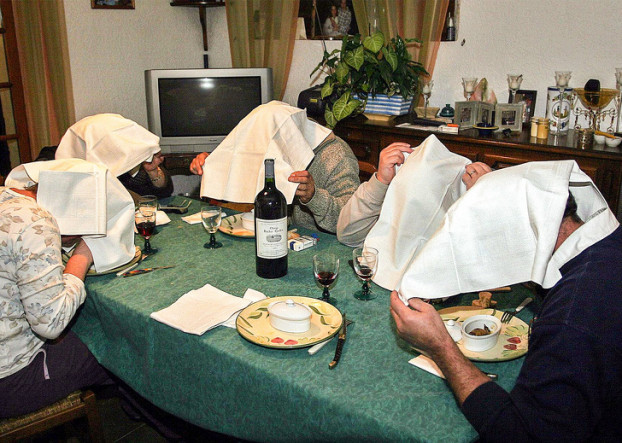  9. Ở Pháp, có một món ăn mà bạn phải... trùm khăn để thưởng thức: Chim họa mi kiểu Pháp được chế biến cầu kì. Làn da bóng như vỏ ô liu, thịt thơm ngọt vì được ướp trong rượu Armagnac. Họa mi nướng vẫn giữ nguyên độ căng tròn béo núc, thể hiện trình độ đỉnh cao trong chế biến và lựa chọn nguyên liệu của người Pháp. Thưởng thức chim họa mi không phải theo cách thông thường là xẻ nhỏ với dao và nĩa. Thực khách sẽ ngậm trọn thân con vật sao cho phần đầu hướng ra bên ngoài. Từ từ, từng chút một, họ nhai trọn vẹn (bao gồm cả nội tạng) của một trong những món ăn ngon nhất nước Pháp. Chim họa mi nướng kiểu Pháp được coi là cách thưởng thức chất béo tinh tế và cầu kì bậc nhất thế giới. Theo truyền thống, thực khách thường phải che đầu bằng khăn ăn khi thưởng thức chim họa mi nướng, để né tránh khỏi “đôi mắt phán xét” của Chúa đối với cách thưởng thức có thể đem lại khoái cảm kỳ lạ, nhưng cũng vô cùng tàn nhẫn.