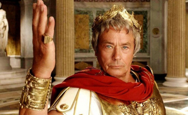  7. Julius Caesar từng bị bắt cóc và yêu cầu bọn bắt cóc tăng tiền chuộc: Julius Caesar, người sau này trở thành Thống lĩnh tối cao của La Mã. Năm 75 TCN, khi Caesar đi qua biển Aegea, vùng vịnh thuộc Địa Trung Hải, bọn hải tặc vùng Cilicia đã bắt cóc ông. Ban đầu, những tên cướp biển đòi khoản tiền chuộc 20 talent vàng (hơn 10 triệu USD hay 233 tỷ đồng). Song Caesar cảm thấy số tiền quá thấp so với giá trị con người ông và yêu cầu bọn cướp tăng tiền chuộc lên 50 talent vàng (hơn 25 triệu USD hay 582,5 tỷ đồng). 38 ngày sau, bọn bắt cóc chấp nhận đề nghị đó.