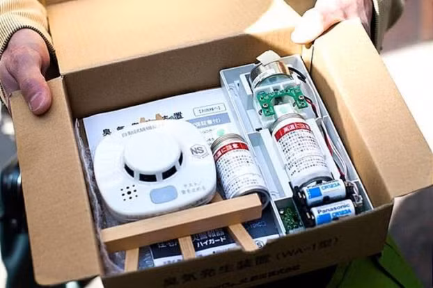  11. Các nhà khoa học Nhật đã phát minh báo cháy dùng wasabi tạo mùi cho những người điếc: Công ty Nhật Bản Air Water Safety Service đã phát triển một thiết bì báo cháy dùng mùi wasabi thay vì âm thanh. Khi phát hiện khói lửa, thiết bị sẽ phát ra một mùi kích thích mạnh đóng vai trò như còi báo cháy. Thiết bị này sẽ tăng cơ hội sống cho những người không thể nghe được tiếng còi báo cháy.