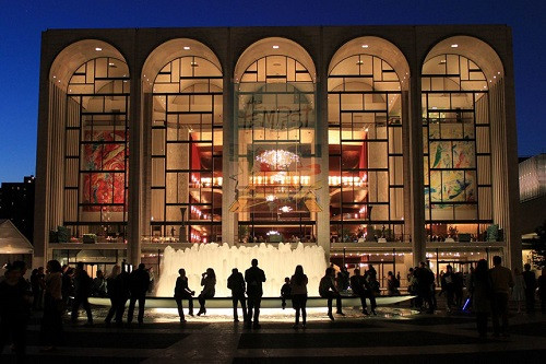 Lincoln Center (Mỹ): Là trung tâm biểu diễn nghệ thuật phức hợp nổi tiếng ở New York, Lincoln Center không chỉ có Metropolitan Opera phục vụ những tác phẩm opera đặc sắc mà có cả New York Philharmonic, New York City Ballet, thư viện... Tại Lincoln Center, ngoài những phần trình diễn kinh điển, du khách còn có cơ hội thưởng thức những thử nghiệm nghệ thuật mới mẻ, độc đáo. Viện Nghệ thuật trong Giáo dục Lincoln Center giúp thúc đẩy cảm hứng sáng tạo cho sinh viên và các chuyên gia toàn cầu.