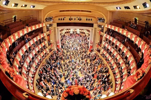 Vienna Staatsoper (Áo): Xây dựng vào năm 1869, nhà hát Staatsoper được khánh thành với màn trình diễn vở opera nổi tiếng Don Giovanni do thiên tài Mozart soạn nhạc. Từ đó, nơi đây nổi danh như "trái tim" trung tâm của đời sống âm nhạc thú vị tại thủ đô Vienna nước Áo. Hiện Staatsoper vẫn là một trong những nhà hát opera hàng đầu thế giới.