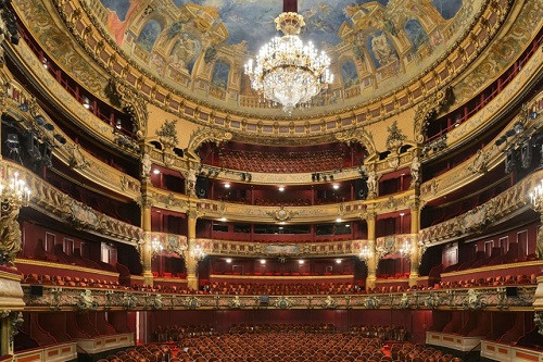 Teatro Colon (Argentina): Là nhà hát opera chính ở trung tâm thủ đô Buenos Aires của Argentina, Teatro Colon được hoàn thành vào năm 1908, đến nay vừa tròn 110 tuổi. Với sự tham gia của nhiều kiến trúc sư, công trình tuyệt đẹp này có sự kết hợp nhiều phong cách kiến trúc khác nhau, đáp ứng những tiêu chuẩn nghiêm ngặt của nhà hát cổ điển Italy và Pháp.