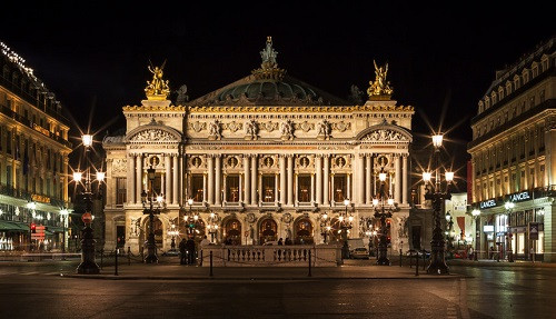 Paris Opera (Pháp): Giữa nhiều kiệt tác kiến trúc kỳ vĩ ở "kinh thành ánh sáng" của nước Pháp, nhà hát Paris Opera vẫn tỏ ra không hề kém cạnh với diện mạo uy nghi, tráng lệ, thích hợp cho cả ballet và opera. Tòa nhà với phần mái cao trang trí tinh xảo, tỉ mỉ này xây dựng vào năm 1875, song tiền thân của nhà hát ra đời từ giữa thế kỷ 17 thời vua Louis XIV, nhằm mục đích đào tạo vũ công và chính thức hóa nghệ thuật biên đạo múa.