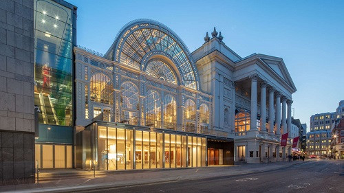 Royal Opera House (Anh): Vị trí nhà hát này trên con phố lớn Bow Street ở khu Covent Garden, London vốn từng tồn tại những nhà hát khác nhau từ đầu thế kỷ 18. Qua 2 lần hỏa hoạn, một công trình mới đã được xây dựng nên, chính là nhà hát opera tráng lệ như hiện nay. Royal Opera House là nơi trình diễn các tác phẩm opera đầu tiên của thiên tài âm nhạc lừng danh thế giới George F. Handel (1685-1759).