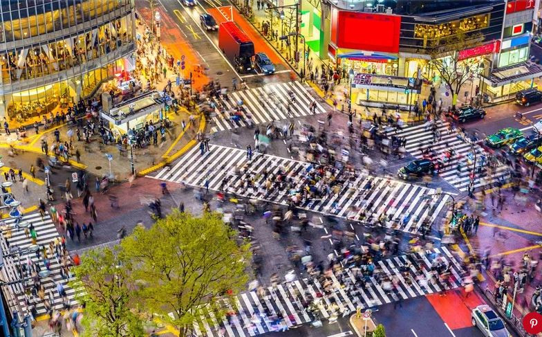  Tokyo, Nhật Bản: Tokyo là thủ đô của Nhật Bản, thủ đô Tōkyō nằm ở phía đông của đảo chính Honshū. Không chỉ là một đô thị riêng lẻ mà ngày nay Tokyo là trung tâm của Vùng thủ đô Tōkyō. Trung tâm hành chính của Tokyo đặt ở khu Shinjuku. Vùng đô thị Tokyo là vùng đô thị đông dân nhất thế giới với dân số từ 35-39 triệu người và là vùng đô thị có GDP cao nhất thế giới.Tokyo được Saskia Sassen mô tả là một trong 3 "trung tâm chỉ huy" của nền kinh tế thế giới, cùng với Luân Đôn và Thành phố New York. Tokyo là nơi có cơ quan đầu não của Chính phủ Nhật Bản, Hoàng cung Nhật Bản và là nơi cư ngụ của Hoàng gia Nhật Bản.