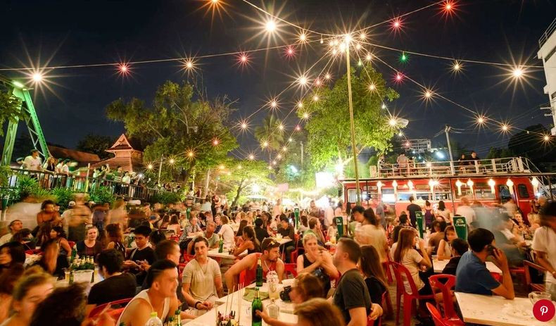  Chiang Mai, Thailand: Cách Bangkok khoảng 700 km, Chiang Mai là thành phố lớn ở miền Bắc Thái Lan và là thủ phủ của tỉnh cùng tên. Tỉnh Chiang Mai trải dài trên 20.000 km2, là nơi tập hợp một số danh lam thắng cảnh đẹp nhất trên toàn vương quốc này. Bao quanh thành phố là những triền đồi và ngọn núi thoai thoải từ phía Bắc xuống phía Nam.