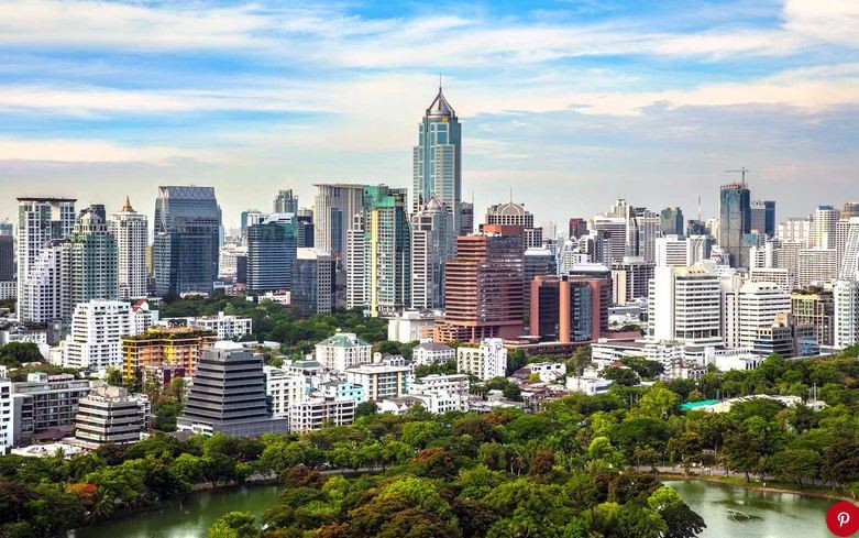  Bangkok, Thái Lan: Bangkok, là thủ đô và đồng thời là thành phố đông dân nhất của Thái Lan. Bangkok có diện tích 1568,7 km2 và nằm trong châu thổ sông Chao Phraya với dân số khoảng 8 triệu người. Nếu tính cả vùng đô thị Bangkok thì dân số của thành phố lên đến hơn 14 triệu, chiếm hơn 1/5 dân số cả nước. Bangkok chứng kiến sự hiện đại hóa nhanh chóng của đất nước cùng những biến động chính trị lớn của Thái Lan từ thế kỉ 19 cho đến nay. Thành phố phát triển mạnh mẽ từ những năm 1960 đến 1980 và ngày nay đóng vai trò quan trọng hàng đầu về chính trị, kinh tế, giáo dục và truyền thông của nước Thái Lan hiện đại.