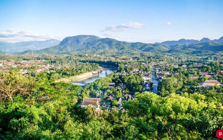  Luang Prabang, Lào: Luangprabang nằm cách Viêng Chăn 425 km về phía Bắc, bên sông Mê Công. Dân số của huyện này khoảng 22.000 người. Là một trong những điểm du lịch hấp dẫn nhiều du khách nước ngoài nhất ở Lào, Cố đô Luang Prabang với vẻ đẹp bình yên mang dấu ấn trung tâm Phật giáo được xem là điểm du lịch nổi tiếng bởi sự thanh bình và vẻ đẹp vừa tự nhiên vừa nguy nga lộng lẫy.