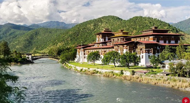 Hãy cùng khám phá top thành phố du lịch tuyệt vời nhất châu Á. Thimphu, Bhutan: Thimphu, thủ đô cao độ của Bhutan, đã lọt vào top bởi xu hướng du lịch mới nổi, một phần do công bố một loạt nhà nghỉ Six Senses mới, hiện đại nhất. Nhiều du khách cho biết “Thimphu có mọi thứ để cung cấp - những cảnh đẹp, tượng đài, công viên quốc gia, thức ăn tuyệt vời và những người dân thân thiện. Đó là chuyến viếng thăm dành cho tất cả mọi người. ”
