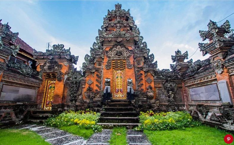  Ubud, Indonesia: Ubud, một thị trấn được đánh dấu bởi cánh đồng lúa và đền thờ Hindu ở vùng cao nguyên Bali. Nhiều du khách gọi nơi đây là "trung tâm văn hóa của Bali", với các viện bảo tàng và khách sạn spa tuyệt vời của nó. Ubud là một trong sáu thành phố Đông Nam Á danh sách, phản ánh vai trò của khu vực trong lĩnh vực du lịch.