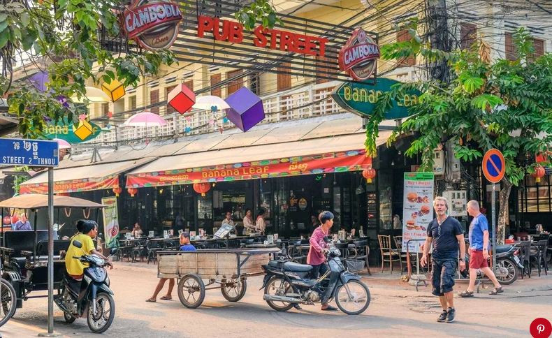  Siem Reap, Cambodia: Xiêm Riệp (Siem Reap) là thành phố du lịch nổi tiếng nhất Campuchia. Hằng năm Siem Reap đón hàng triệu khách du lịch từ khắp nơi trên thế giới đến, chủ yếu để thăm quan khu đền cổ nổi tiếng Angor Wat. Ngoài ra Angkor Wat Siem Reap còn có ngôi đền Ta Prohm . Khi đến Siêm Riệp – cố đô của đất nước Chùa Tháp du khách sẽ qua cây cầu cổ bằng đá ong được xây dựng từ thế kỷ 12 – thời kỳ Angkor cách đây hơn 1000 năm. Cầu làm kiểu vòm với rất nhiều trụ bằng đá ong, có tượng rắn thần Naga 7 đầu khá linh thiêng được người dân tôn thờ như thần thánh.