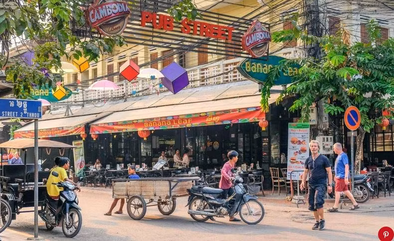  Siem Reap, Cambodia: Xiêm Riệp (Siem Reap) là thành phố du lịch nổi tiếng nhất Campuchia. Hằng năm Siem Reap đón hàng triệu khách du lịch từ khắp nơi trên thế giới đến, chủ yếu để thăm quan khu đền cổ nổi tiếng Angor Wat. Ngoài ra Angkor Wat Siem Reap còn có ngôi đền Ta Prohm . Khi đến Siêm Riệp – cố đô của đất nước Chùa Tháp du khách sẽ qua cây cầu cổ bằng đá ong được xây dựng từ thế kỷ 12 – thời kỳ Angkor cách đây hơn 1000 năm. Cầu làm kiểu vòm với rất nhiều trụ bằng đá ong, có tượng rắn thần Naga 7 đầu khá linh thiêng được người dân tôn thờ như thần thánh.