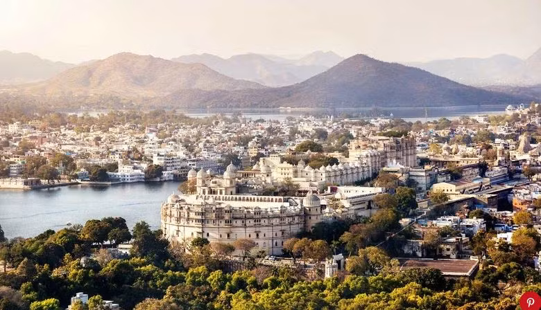  Udaipur, Ấn Độ: Được biết đến như là "Thành phố của Hồ", Udaipur là ngôi nhà lịch sử của các gia đình hoàng gia Rajasthani, với cung điện phức tạp và pháo đài. Nhiều du khách gọi thành phố này là "Venice của phương Đông", và là vùng đất lịch sử, với những địa điểm đẹp như Jag Mandir và Cung điện thành phố.