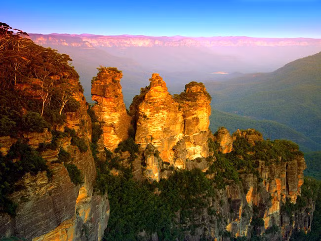 Ba chị em, Blue Mountains, New South Wales, Úc: Hàng loạt du khách đến Echo Point mỗi năm để được chiêm ngưỡng Three Sisters, ngọn núi đá hấp dẫn ở Blue Mountains, nơi có rừng bạch đàn, vách đá dốc đứng và thác nước.