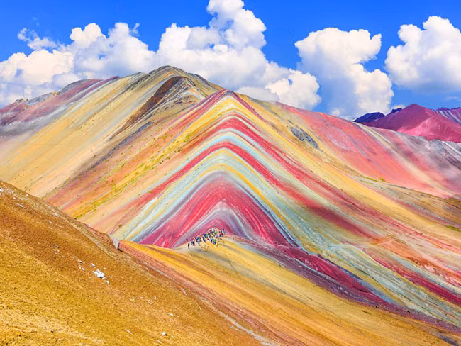 Vinicunca, Vùng Cusco, Peru: Còn được gọi là Núi Cầu Vồng. Màu sắc của núi đến từ các mỏ khoáng, nhưng chúng không phải lúc nào cũng dễ nhìn thấy. Trong nhiều năm, ngọn núi ấn tượng Vinicunca bị giấu dưới một lớp băng dày.