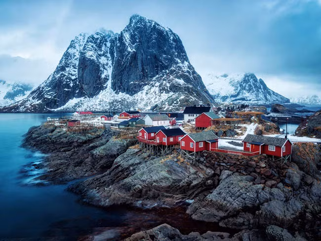 Reinefjorden, Reine, Na Uy: Nằm trên quần đảo Lofoten trong vòng Bắc Cực, nhưng ngọn núi thật ngoạn mục với các bối cảnh danh lam thắng cảnh tuyệt vời.