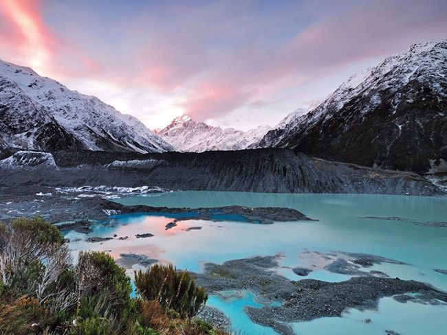 Mount Cook (Aoraki), Canterbury, New Zealand: Mount Cook mang sự khác biệt của ngọn núi cao nhất ở New Zealand, cao hơn 12.000 feet. Đỉnh cao là một trong 28 "xương sống" của dãy Alps.