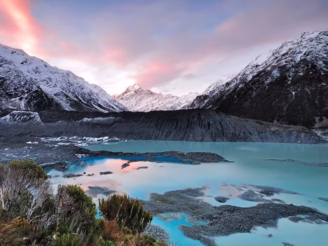 Mount Cook (Aoraki), Canterbury, New Zealand: Mount Cook mang sự khác biệt của ngọn núi cao nhất ở New Zealand, cao hơn 12.000 feet. Đỉnh cao là một trong 28 "xương sống" của dãy Alps.