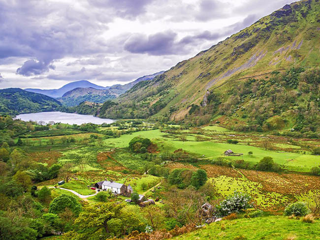Núi Snowdon, Vườn quốc gia Snowdonia, Gwynedd, xứ Wales: Là ngọn núi cao nhất ở xứ Wales. Edmund Hillary, người leo núi đầu tiên (cùng với Sherpa Tenzing) đến đỉnh Everest, đã sử dụng ngọn núi này làm sân tập.