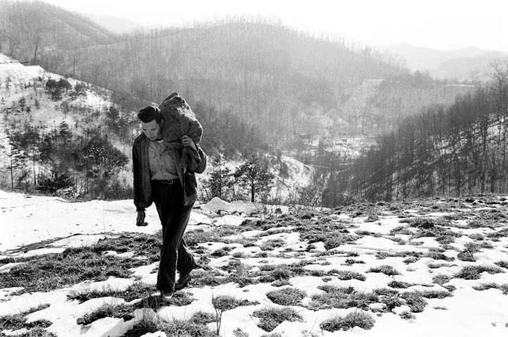 Cuộc sống mưu sinh khó khăn của người dân vùng thung lũng Appalachia trong ngày đông giá rét vào đầu những năm 1960.