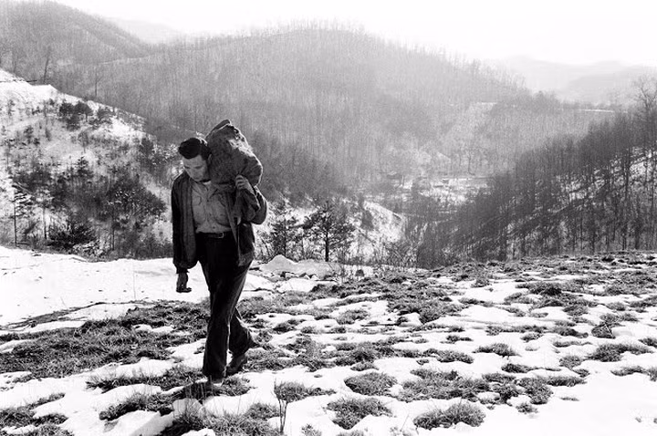 Cuộc sống mưu sinh khó khăn của người dân vùng thung lũng Appalachia trong ngày đông giá rét vào đầu những năm 1960.