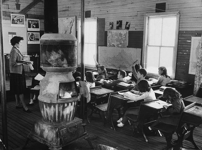 Trong ngôi trường có 1 phòng ở Thornton Gap, người ta hiểu rằng điều mà thung lũng Appalachia này cần nhất là giáo dục. Tuy nhiên, vào mùa đông, những đứa trẻ thường xuyên vắng mặt vì bị ốm.