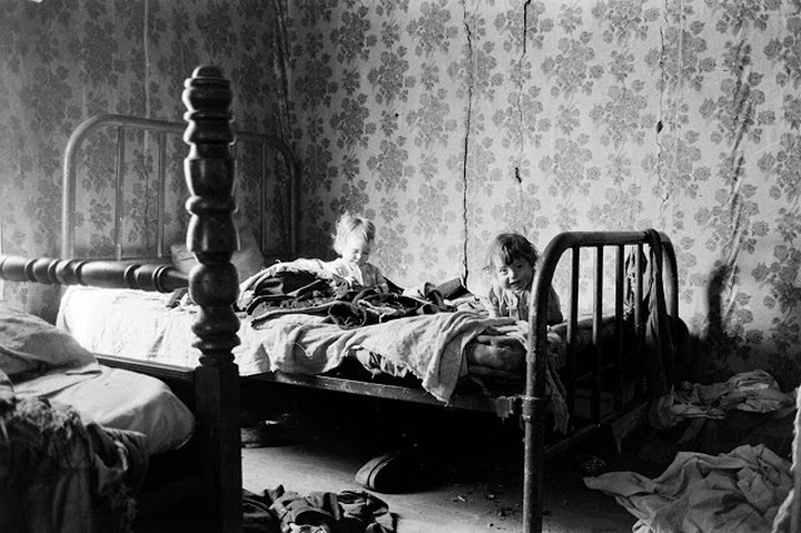 LIFE - một trong những tuần san có tầm ảnh hưởng nhất của Mỹ đã viết rằng: "Trong một thung lũng lẻ loi ở Kentucky, giữa vùng đồi núi mang tên Appalachia, cuộc sống của những người nghèo dường như bị lãng quên bởi một nước Mỹ xa hoa, lộng lẫy".