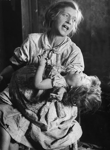 "Những ngôi nhà của họ là những lán, lều được dựng lên một cách sơ sài mà không có đường ống nước và hệ thống vệ sinh".