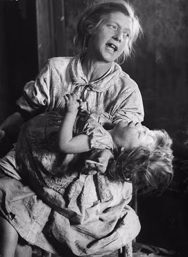 "Những ngôi nhà của họ là những lán, lều được dựng lên một cách sơ sài mà không có đường ống nước và hệ thống vệ sinh".