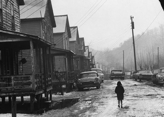 Đường phố ở Appalachia, phía đông Kentucky trong một ngày mùa đông ảm đạm.