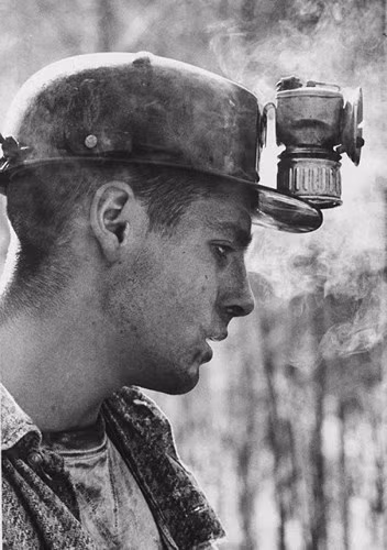 Theo tiêu chuẩn của vùng này, Ray Martin, 18 tuổi là một chàng trai may mắn. Anh có một công việc trong hầm mỏ ở Isom - một trong những nơi thường xuyên trả lương thấp, bóc lột nhân công và sử dụng các thiết bị đã cũ kỹ cùng với nhiều vấn đề về an toàn lao động. Tuy nhiên, Ray được trả 10 USD/ngày và với người dân ở đây thì đó là một công việc khá ổn định.