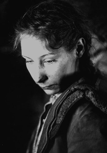 Những người trẻ ở Appalachia giống như Roberta Oliver, 14 tuổi thường có khuôn mặt buồn và trưởng thành trước tuổi. Hầu hết những người trong số họ đều luôn có vẻ mệt mỏi vì điều kiện sống thiếu thốn và chế độ ăn thiếu dinh dưỡng.