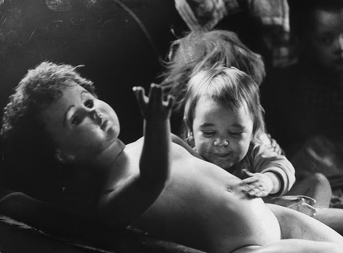 Niềm vui giản dị của một đứa trẻ trước món đồ chơi cũ kỹ.