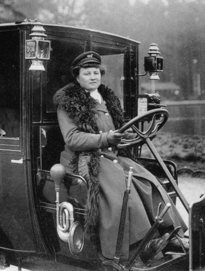  2. Madame Decourcelle, lái xe taxi nữ đầu tiên của Paris, 1909: Madame Decourcelle là tài xế taxi đầu tiên của Paris, đồng thời cô cũng có giấy phép lái xe ngựa. Cô đã phải vượt qua rất nhiều trở ngại trên con đường đến giấc mơ của mình. Vào thời điểm đó, phụ nữ phải chiến đấu cho quyền bình đẳng giới để làm những việc đơn giản như lái xe.