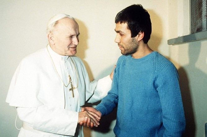  8. Đức Giáo Hoàng John Paul II nói chuyện với tên tội phạm đã cố giết ông, 1983: Cuộc đời của Đức Giáo Hoàng John Paul II gần như kết thúc vào ngày 13 tháng 5 năm 1981 khi Mehmet Ali Ağca, một thành viên của nhóm phát xít vũ trang Grey Wolves có ý định ám sát. Hắn ta bắn vào bụng Giáo Hoàng, sau đó ngay lập tức bị bắt và giao cho cảnh sát. Sau khi phục hồi, Giáo Hoàng tha thứ cho kẻ mưu sát, thậm chí còn đến thăm ông ta trong tù năm 1983. Không ai biết nội dung cuộc trò chuyện này là gì. Giáo Hoàng John Paul II nói: “Đây là bí mật giữa chúng tôi. Tôi đã nói chuyện với anh ta như một người anh em. Tôi tha thứ và hoàn toàn tin tưởng anh ấy”.