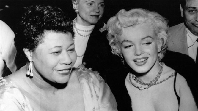  5. Ella Fitzgerald và Marilyn Monroe, 1954: Vào những năm 1950, khi nạn phân biệt chủng tộc đối với người Mỹ gốc Phi còn khá phổ biến, Marylin Monroe đã phản đối sự phân biệt đối xử này. Bà đã thuyết phục chủ hộp đêm Mocambo ở Los Angeles cho phép Ella Fitzgerald, một ca sĩ gốc Phi biểu diễn tại đó. Marilyn hứa rằng sẽ đến hộp đêm mỗi tối, và bà đã giữ lời hứa ấy. Ella Fitzgerald nhớ lại, biểu diễn ở đây thu hút rất nhiều sự chú ý của giới truyền thông, nhờ đó bà không phải đi hát trong các câu lạc bộ nhỏ nữa. Nữ ca sĩ chia sẻ: “Tôi nợ Marilyn Monroe rất nhiều. Đó là một người phụ nữ lạ thường, đi trước thời đại một chút”.