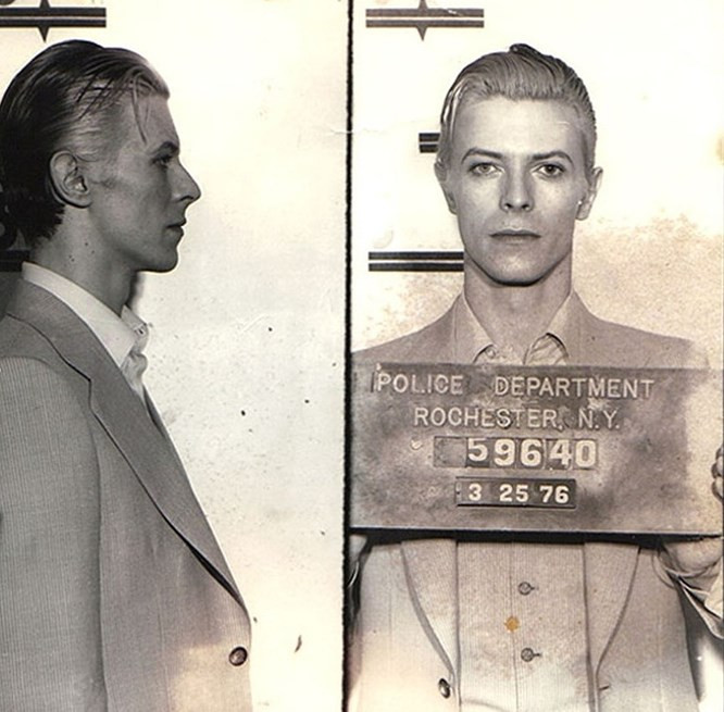  7. Vụ bắt giữ David Bowie, 1976: Trong quá khứ, có rất nhiều nhạc sĩ vướng phải vòng lao lý khi còn trẻ, Bowie cũng nằm trong số đó. Tuy nhiên, việc bắt giữ Bowie diễn ra khá ngắn, chỉ ngồi tù trong vài giờ nhưng bức ảnh tội phạm của anh ta đã trở thành một phần của lịch sử. Nếu có một cuộc thi sắc đẹp giữa các tù nhân, David Bowie rất có cơ hội chiến thắng!
