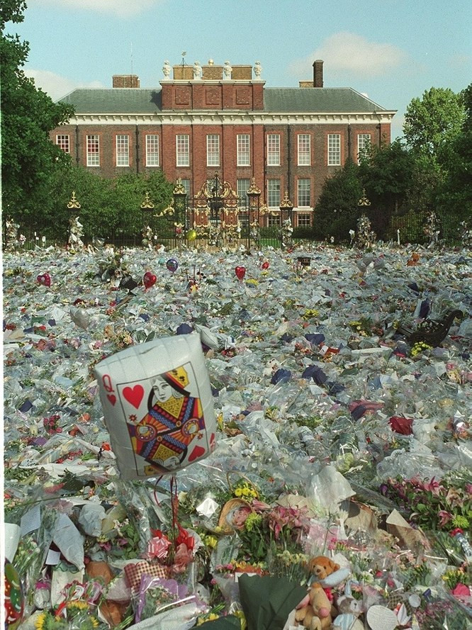  12. Biển hoa trước cung điện Kensington, 1997: Biển hoa này xuất hiện sau cái chết của Công nương Diana, người được dân Anh yêu quý nhất với danh hiệu “Công nương của nhân dân”. Mặc dù bà từng gặp phải một số ý kiến chỉ trích trong cuộc sống, hàng ngàn người vẫn yêu mến bà và bức ảnh này là minh chứng xác nhận sự thật đó.